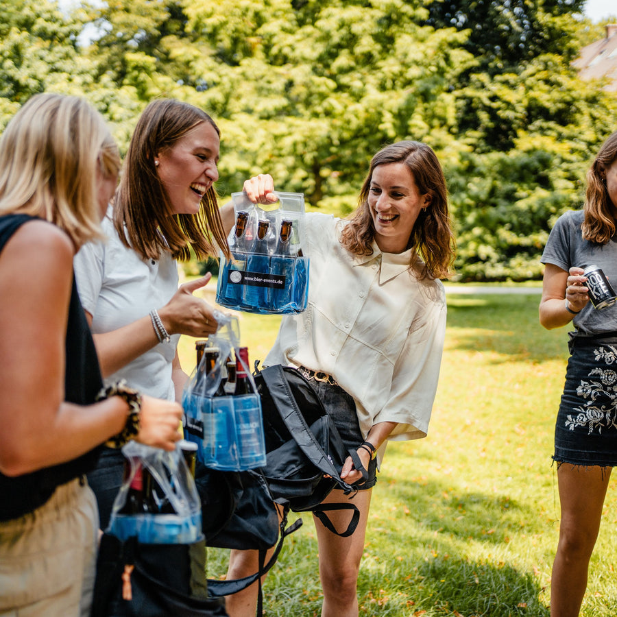 BierTour M in Österreich: Gruppe mit Getränken im Park als Produktbild für eine BierTour.